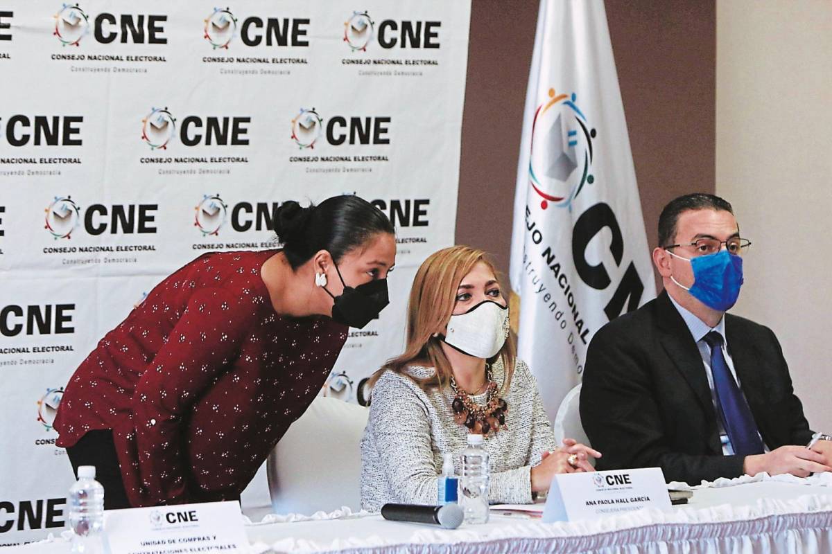 CNE firma contratos con primeras tres empresas proveedoras