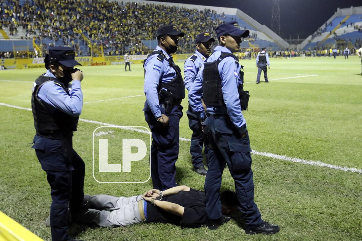 La Policía Nacional detuvo a varios aficionados durante los disturbios.