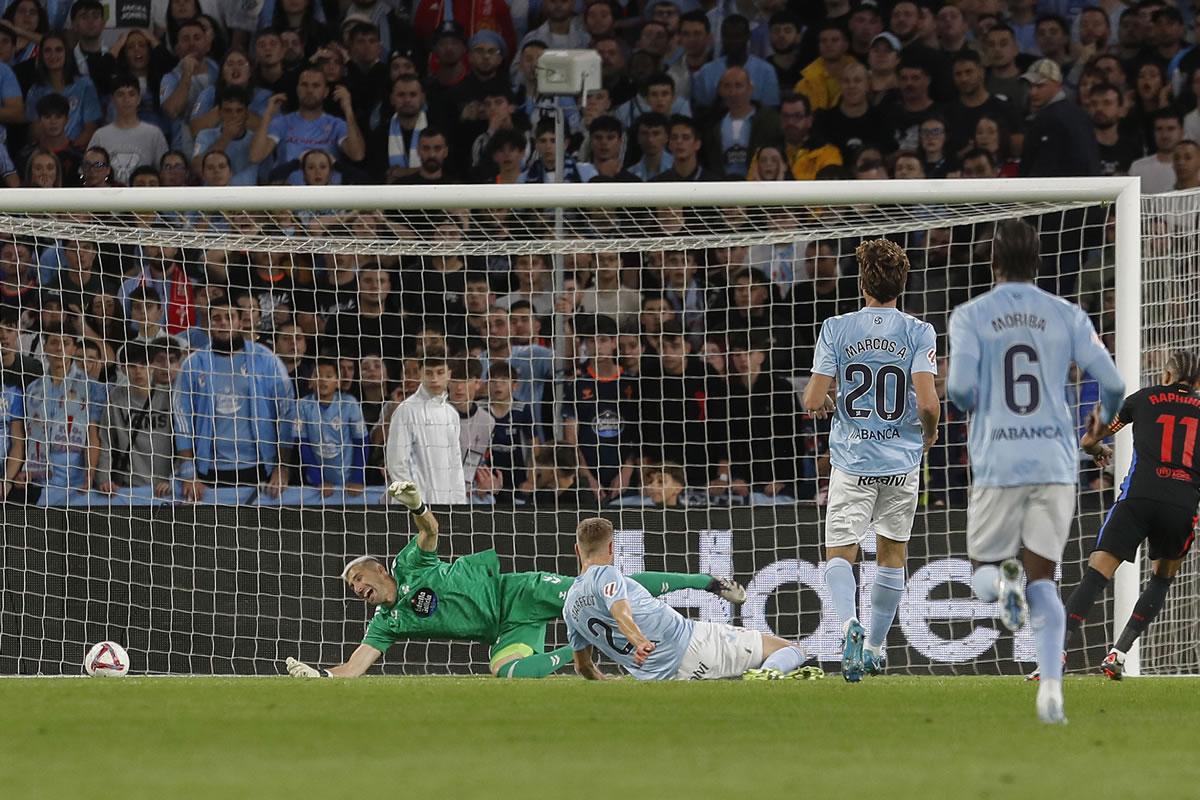 Raphinha al momento de marcar su gol para el 0-1 del Barcelona ante Celta.