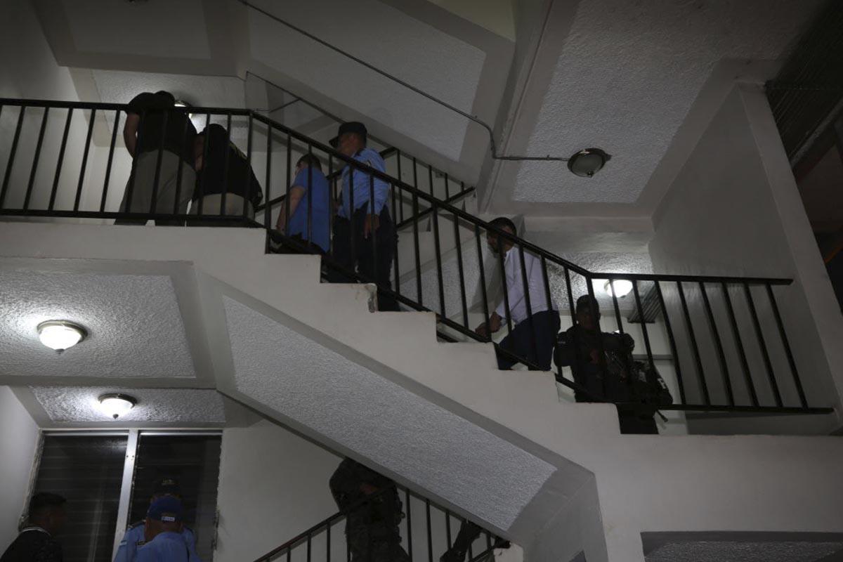 Se entregan acusados por compra de hospitales móviles