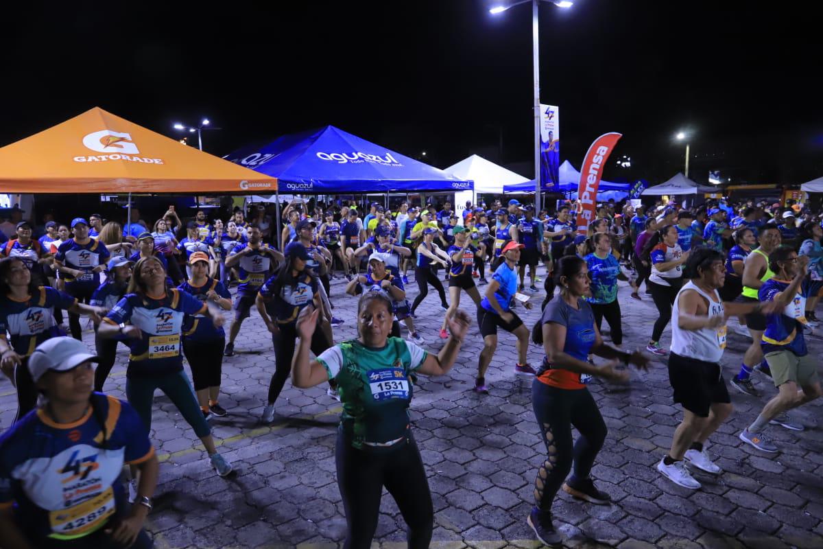 Momento en que los participantes realizaban los ejercicios de calentamiento.