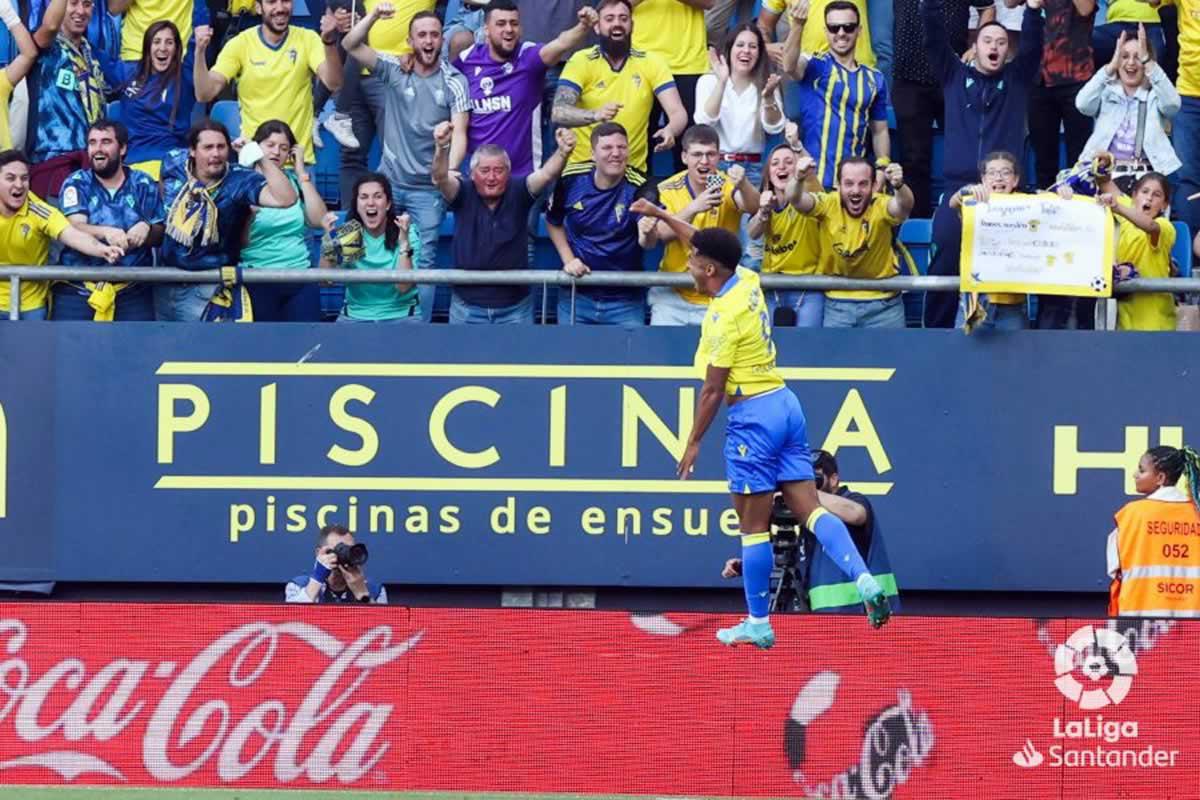Así celebró ‘Choco‘ Lozano su gol y la afición del Cádiz al fondo también festejando.
