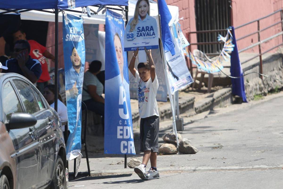 Reinstalan carpas con propaganda previo a elecciones en Tegucigalpa