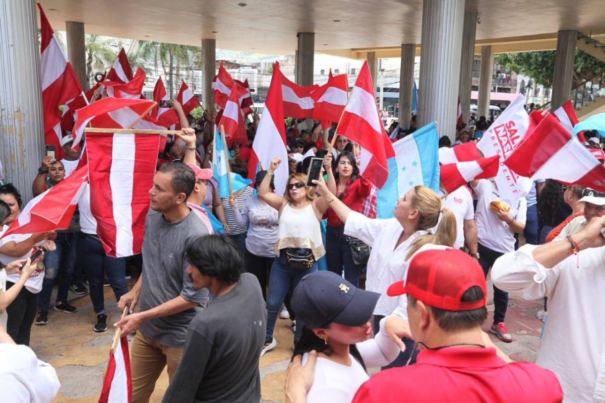 Liberales y empleados del CNE protestan en apoyo a Cossette López y a la democracia