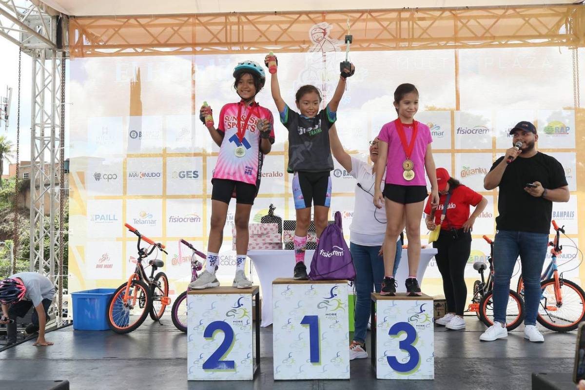 Las niñas ganadoras en la categoría de 9 a 10 años.