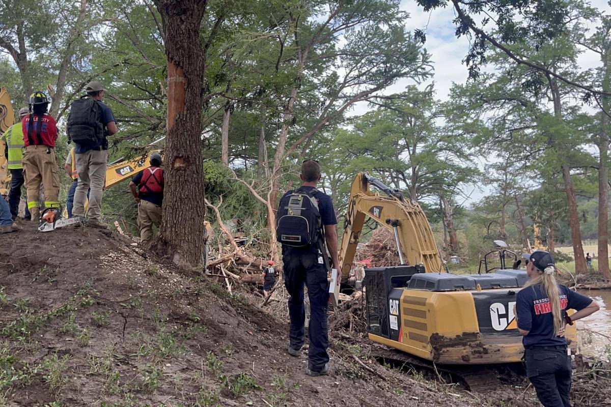 Rescatistas mexicanos ayudan en el corazón del desastre en Texas