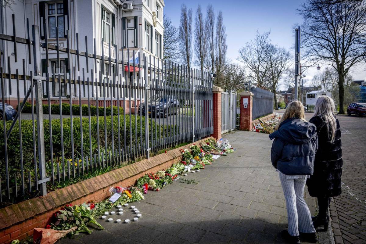 Se dejan flores en memoria de las víctimas del ataque terrorista contra el Ayuntamiento de Crocus en Krasnogorsk, en la embajada rusa en La Haya, Países Bajos.