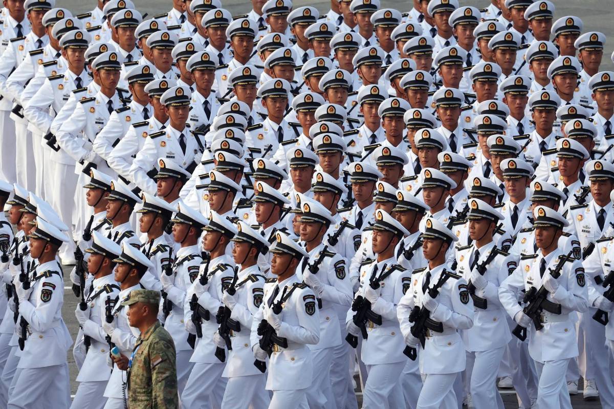 China muestra su “imparable” avance militar con drones, misiles y robots en desfile