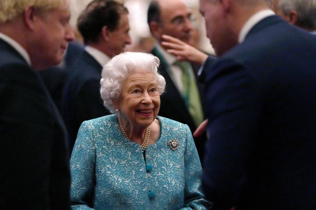 La Reina Isabel II atiende audiencias virtuales en Windsor tras su alta hospitalaria
