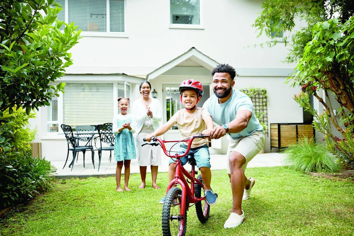 Establezca un horario para el uso del dispositivo y juegue con ellos al aire libre.