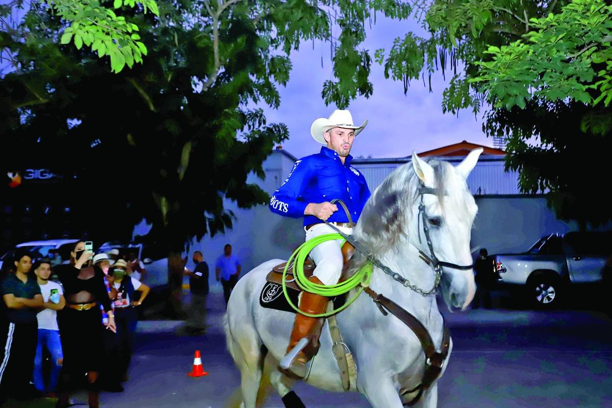 Hacienda Yuro abre sus instalaciones con magno festejo