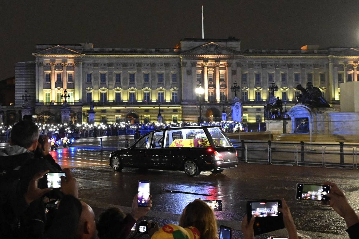 El féretro de Isabel II llega al Palacio de Buckingham para el último adiós