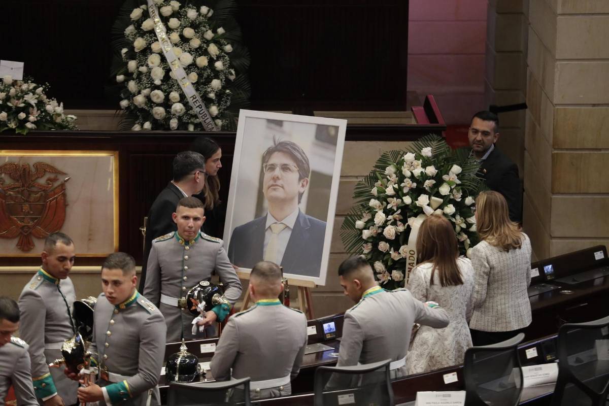 Los colombianos dan el último adiós a Uribe Turbay con flores blancas en el Capitolio