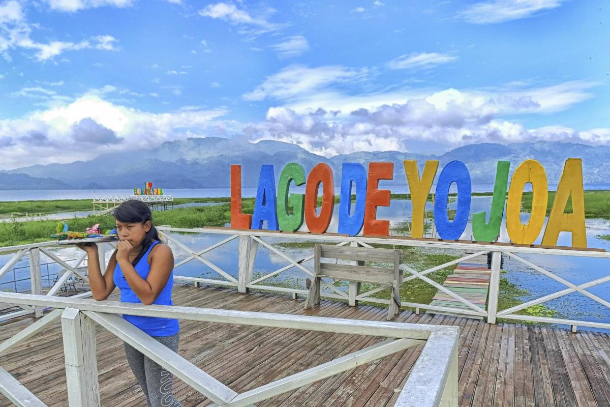 AME4583. LAGO DE YOJOA (HONDURAS), 10/12/2024.- Una mujer observa este martes del Lago de Yojoa (Honduras). La Unión Europea (UE) presentó este martes cinco proyectos de cooperación en Honduras que contemplan la recuperación sostenible del Lago de Yojoa, la protección de los derechos humanos y sus medios de vida, la adaptación a los efectos del cambio climático, en el marco de la estrategia europea Global Gateway”. EFE/Gustavo Amador
