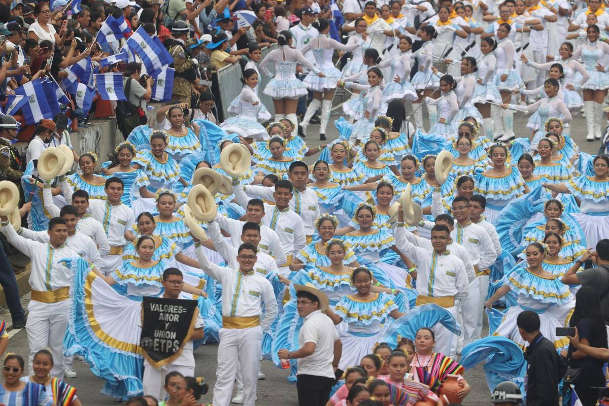 El Salvador conmemora su independencia con desfile de militares y estudiantes