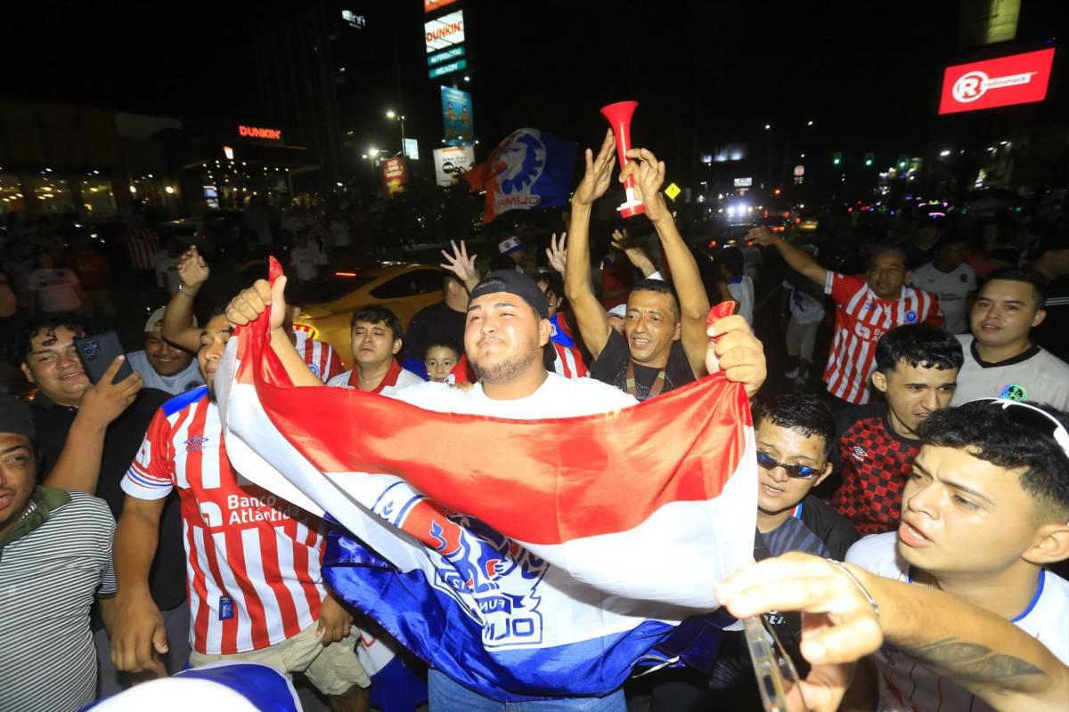 Aficionados del Olimpia festejan con todo: fiesta, locura y espectacular caravana