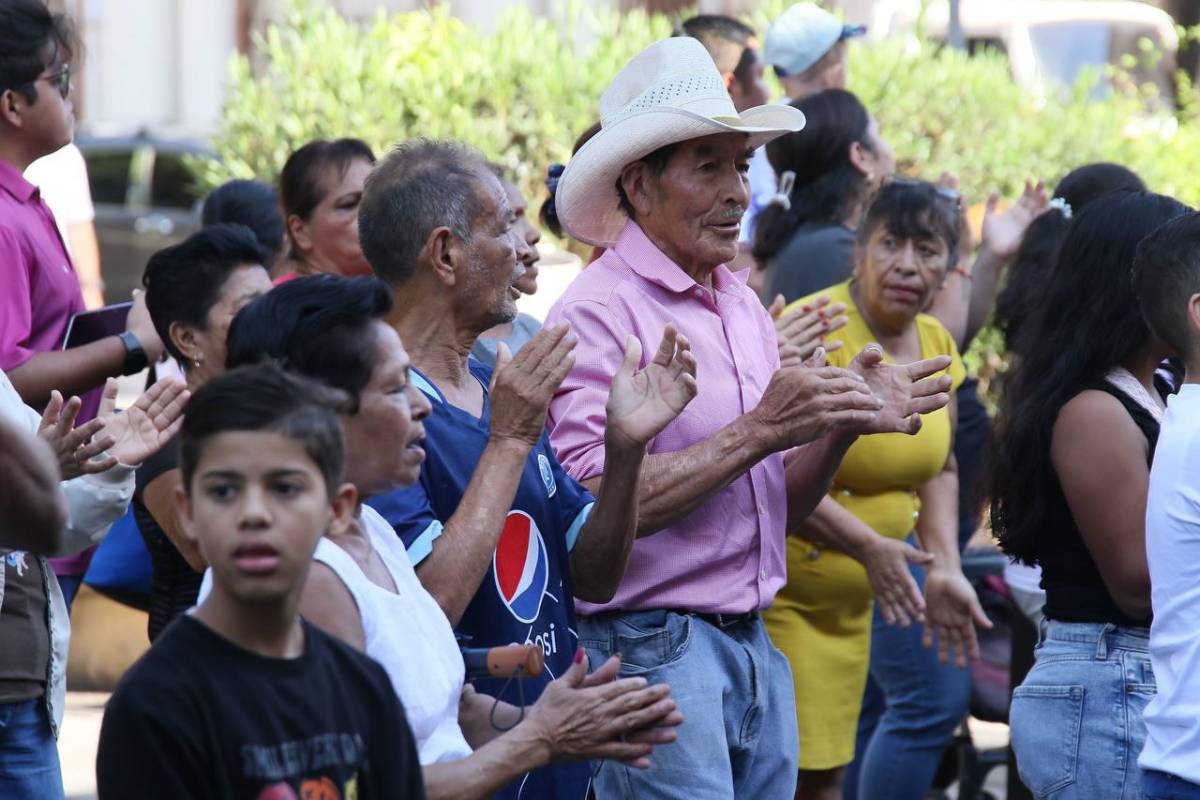 ¡Jesús resucitó!”, grita con alegría la feligresía católica en Comayagüela