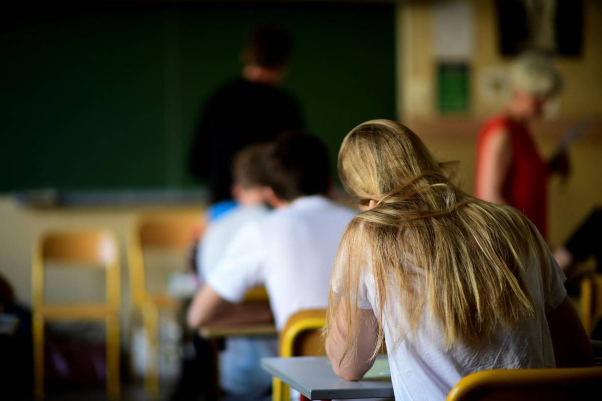 Adolescente le roba 13,500 dólares a su abuela y los reparte a sus compañeros en escuela