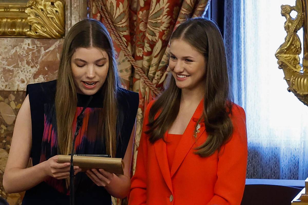 Leonor, princesa de Asturias (d), y su hermana, la infanta Sofía, durante el almuerzo en el Palacio Real en Madrid con motivo de la conmemoración del décimo aniversario del reinado de su padre, Felipe VI, este miércoles.