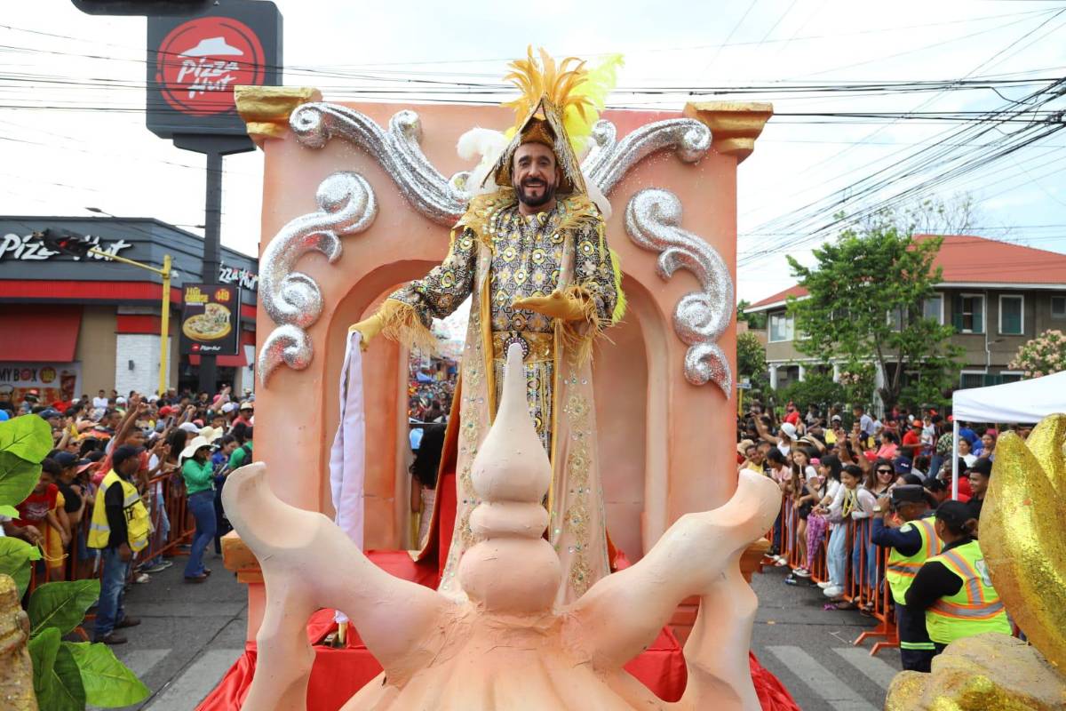 Ceibeños vibran con su desfile de carrozas y Gran Carnaval
