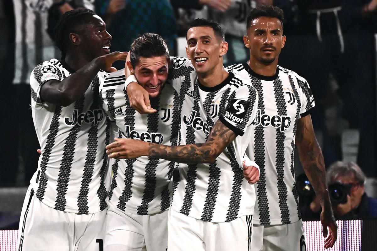Jugadores de la Juventus celebrando un gol de Adrien Rabiot.