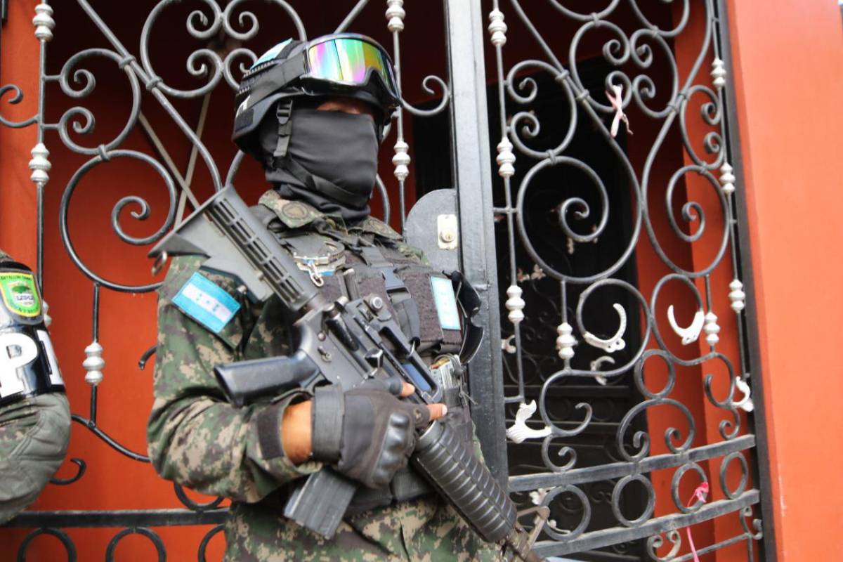 Con perros y ariete rompepuertas: así fue el allanamiento en casa de Romeo Vásquez