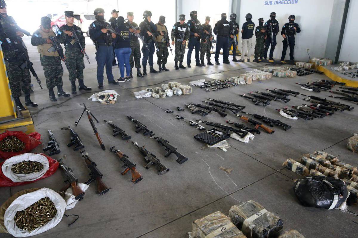 Bañadas en oro: el poderoso armamento decomisado por Honduras