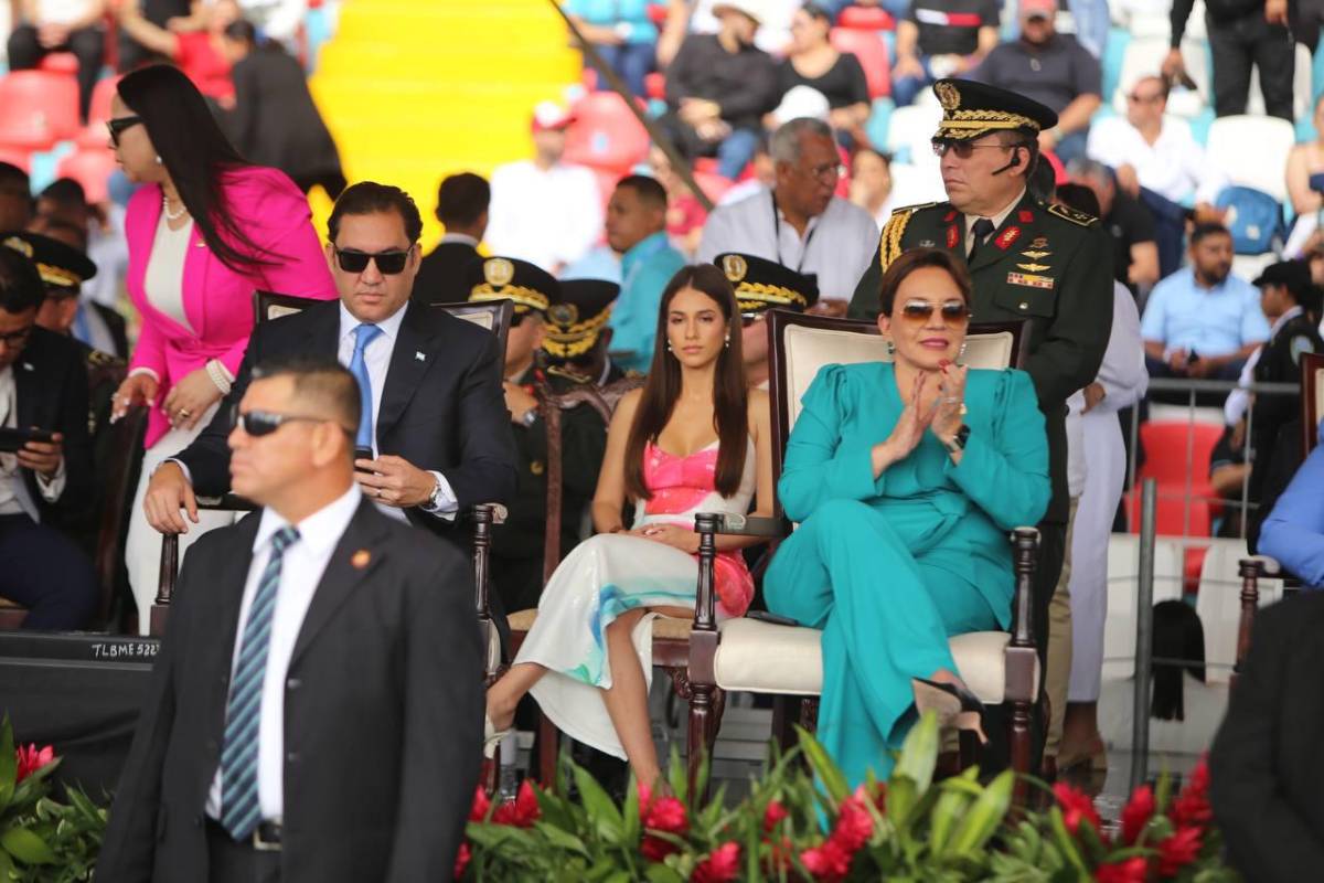 La presidenta de Honduras, Xiomara Castro, en los desfiles en el Estadio Nacional Chelato Uclés.