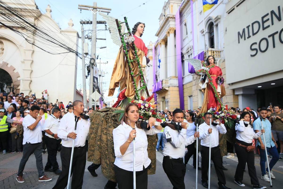 Santo Entierro: entre silencio y fe, fieles acompañan el cuerpo de Jesús