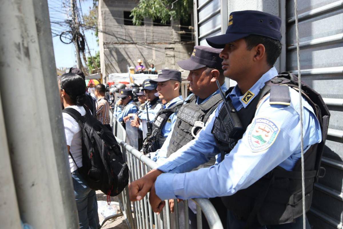 Tenso ambiente en el CNE en medio de recepción de ofertas para biometría