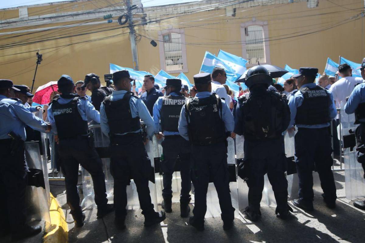 Tenso ambiente en el CNE en medio de recepción de ofertas para biometría