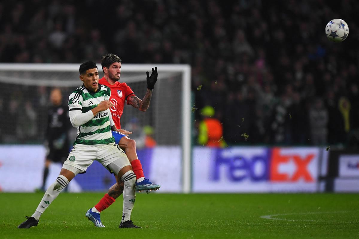 Luis Palma disputando el balón con Rodrigo de Paul, campeón del mundo con Argentina en 2022.