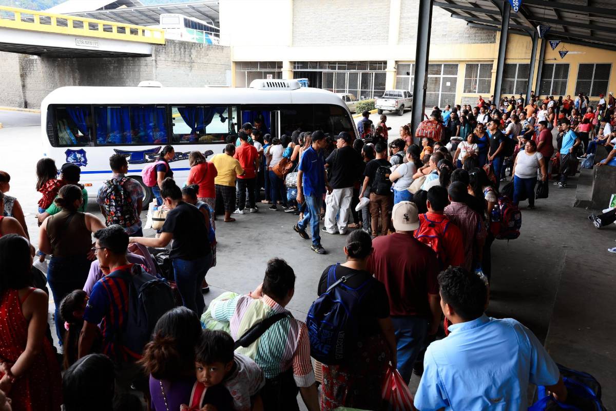 Autobuses a máxima capacidad por masiva salida de viajeros en Semana Santa