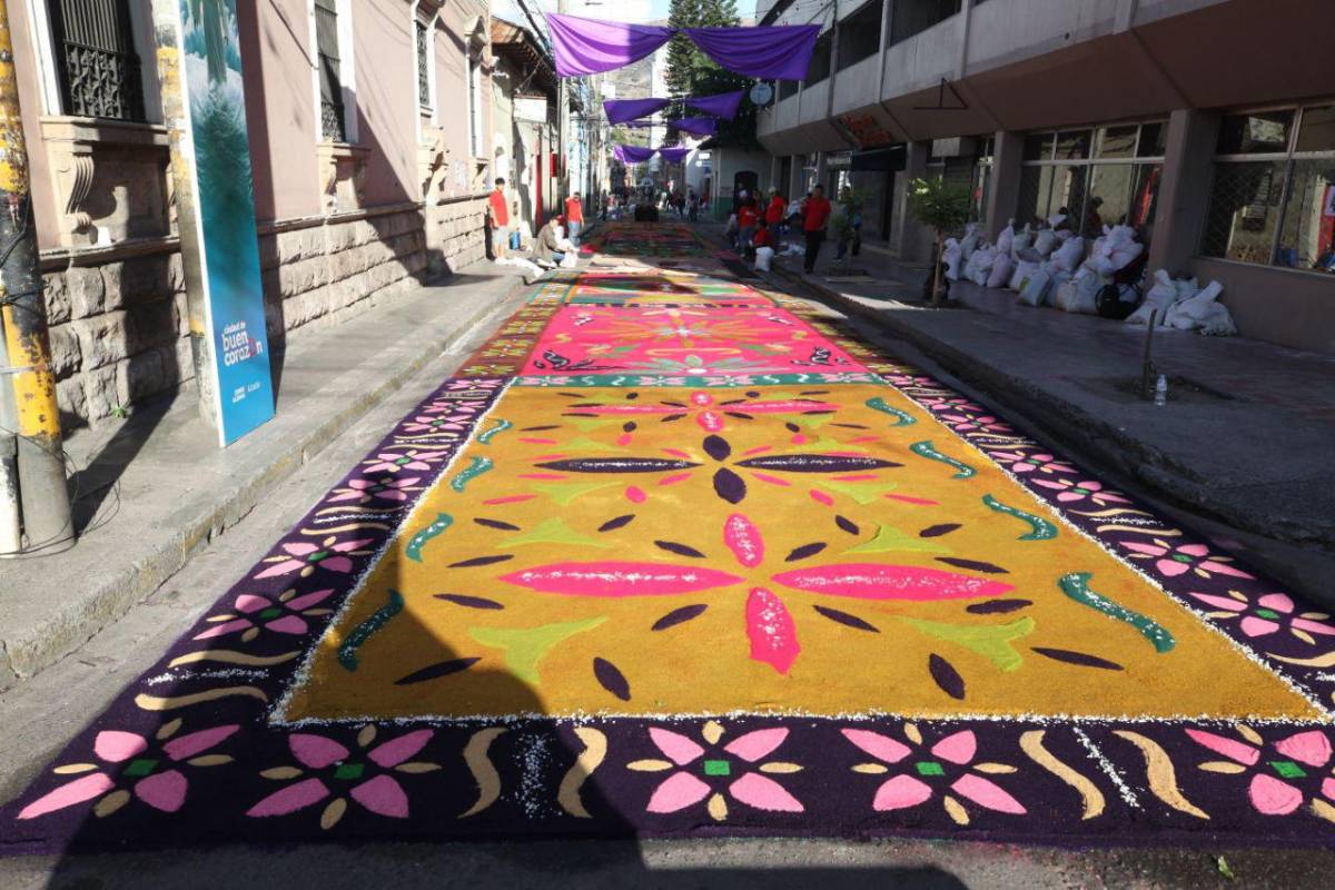 Coloridas y religiosas alfombras embellecen Comayagua en Semana Santa