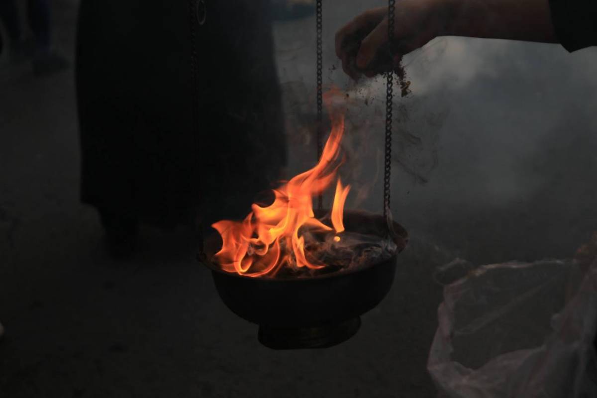 Santo Entierro: entre silencio y fe, fieles acompañan el cuerpo de Jesús