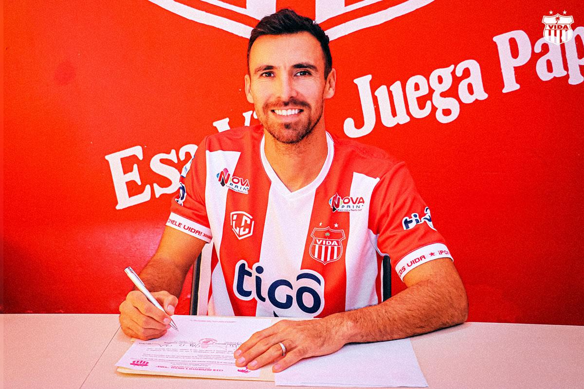 Jonathan Bornstein firmando su contrato con el Vida.