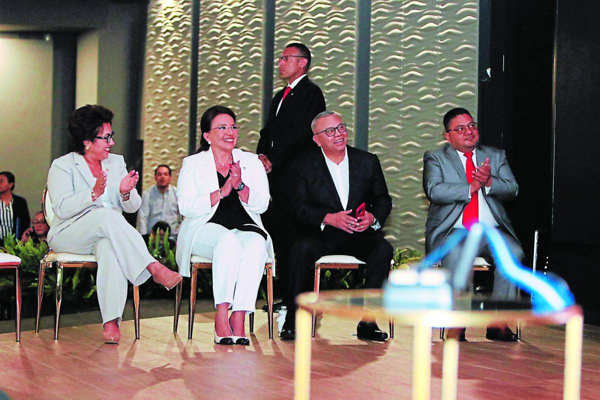 Rebeca Ráquel Obando, titular de la Corte, junto a la presidenta Xiomara Castro, Eduardo Maldonado y Osman Reyes, presidente del Colegio de Periodistas de Honduras.