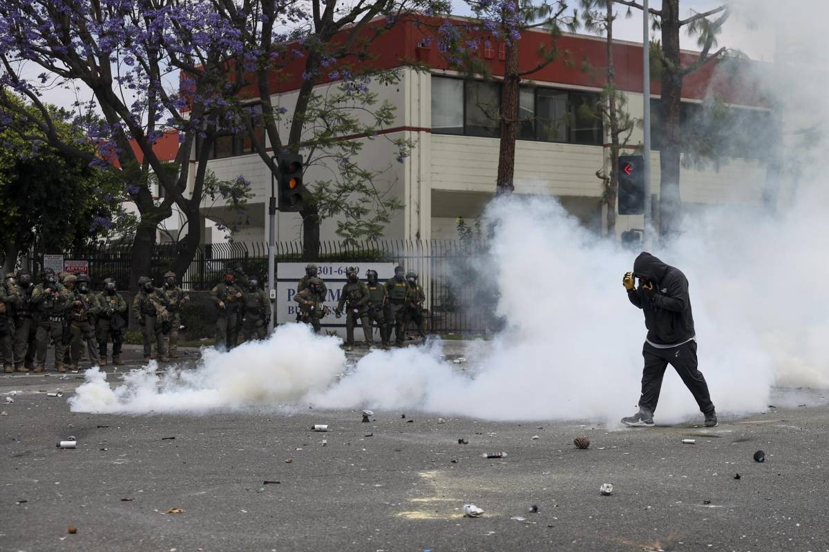 Caos en Los Ángeles por violentas protestas contra la cacería de migrantes