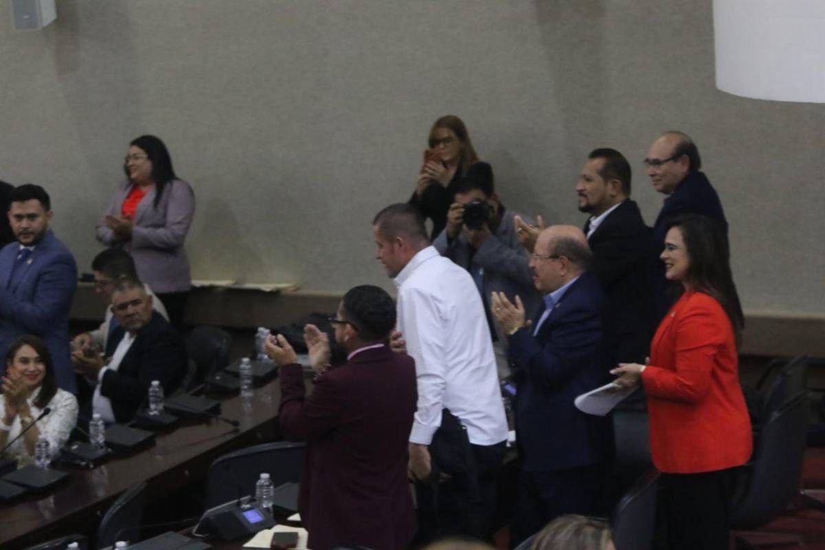 Diputado de Libre que recibió un corazón artificial en México regresa al Congreso Nacional