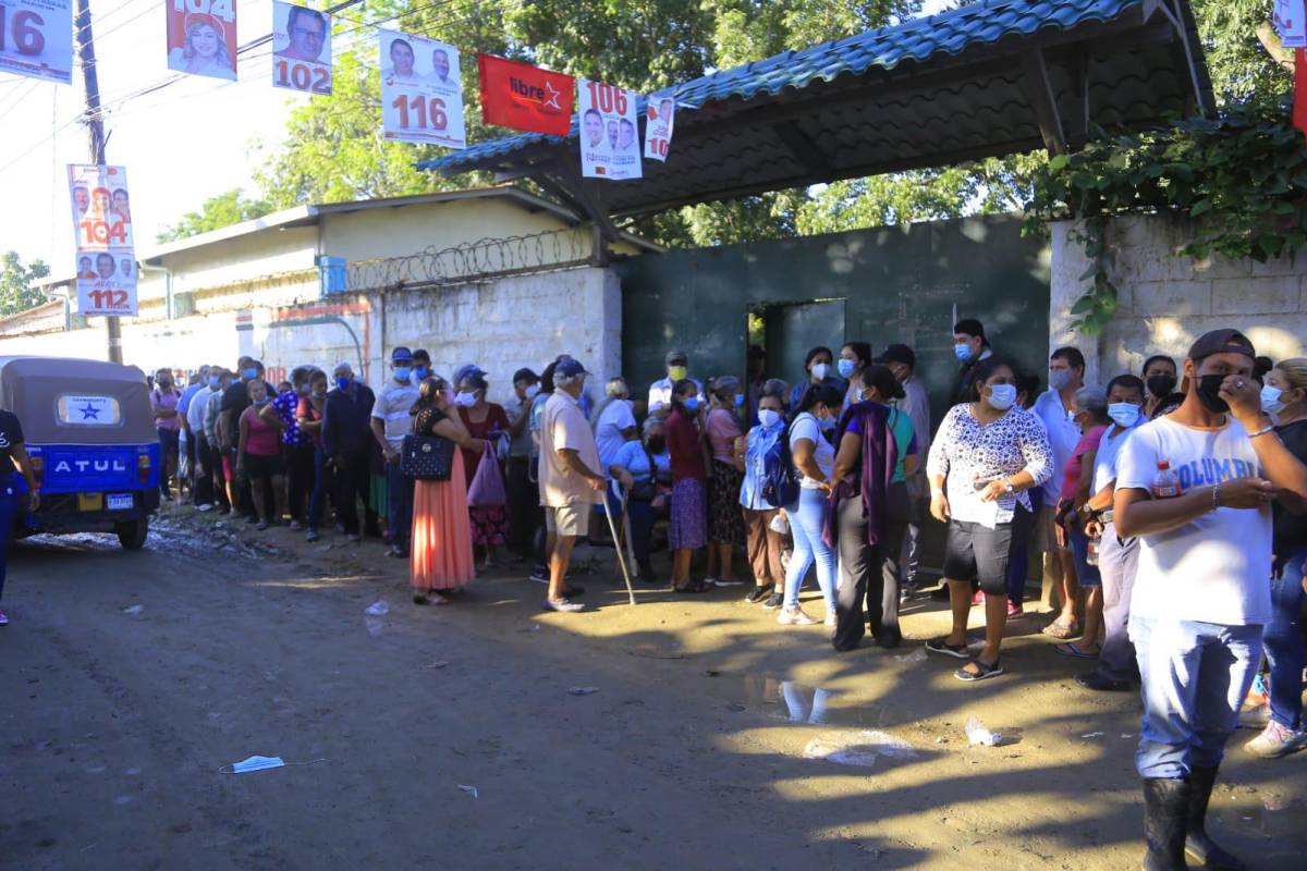 Reportan atrasos en apertura de urnas en centros de votación de San Pedro Sula