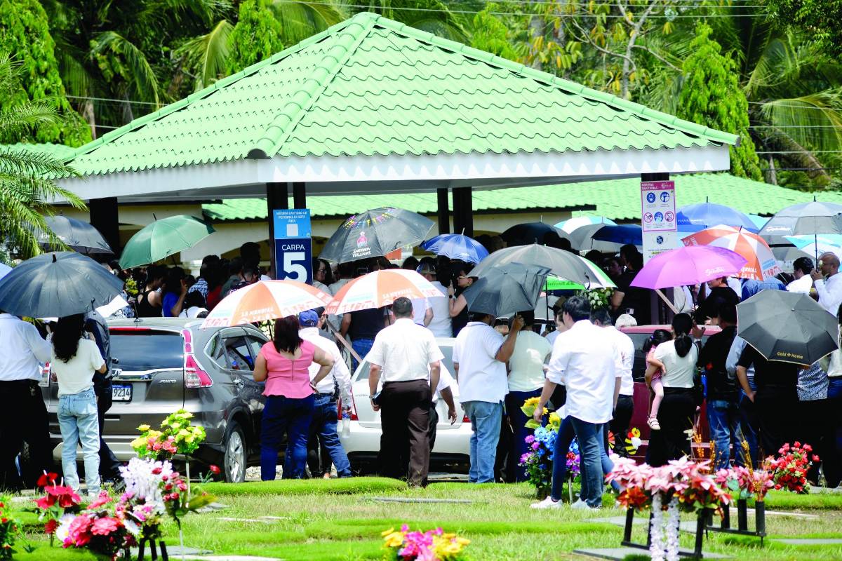 La hija menor de Robleda, que se trasladaba junto a él, recibió un balazo en el hombro. Su estado de salud es estable.