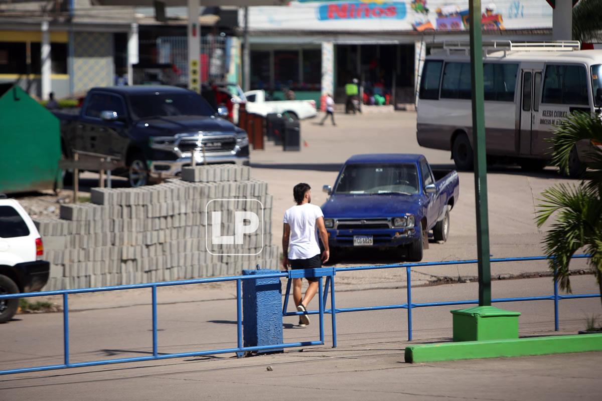 Agustín Auzmendi llegó a pie a la entrevista en el estadio Juan Ramón Brevé Vargas.