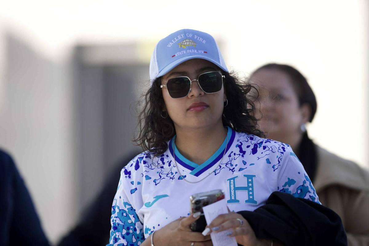 La 'chelita' que enamoró, ambiente y lindas chicas para el Honduras-Curazao