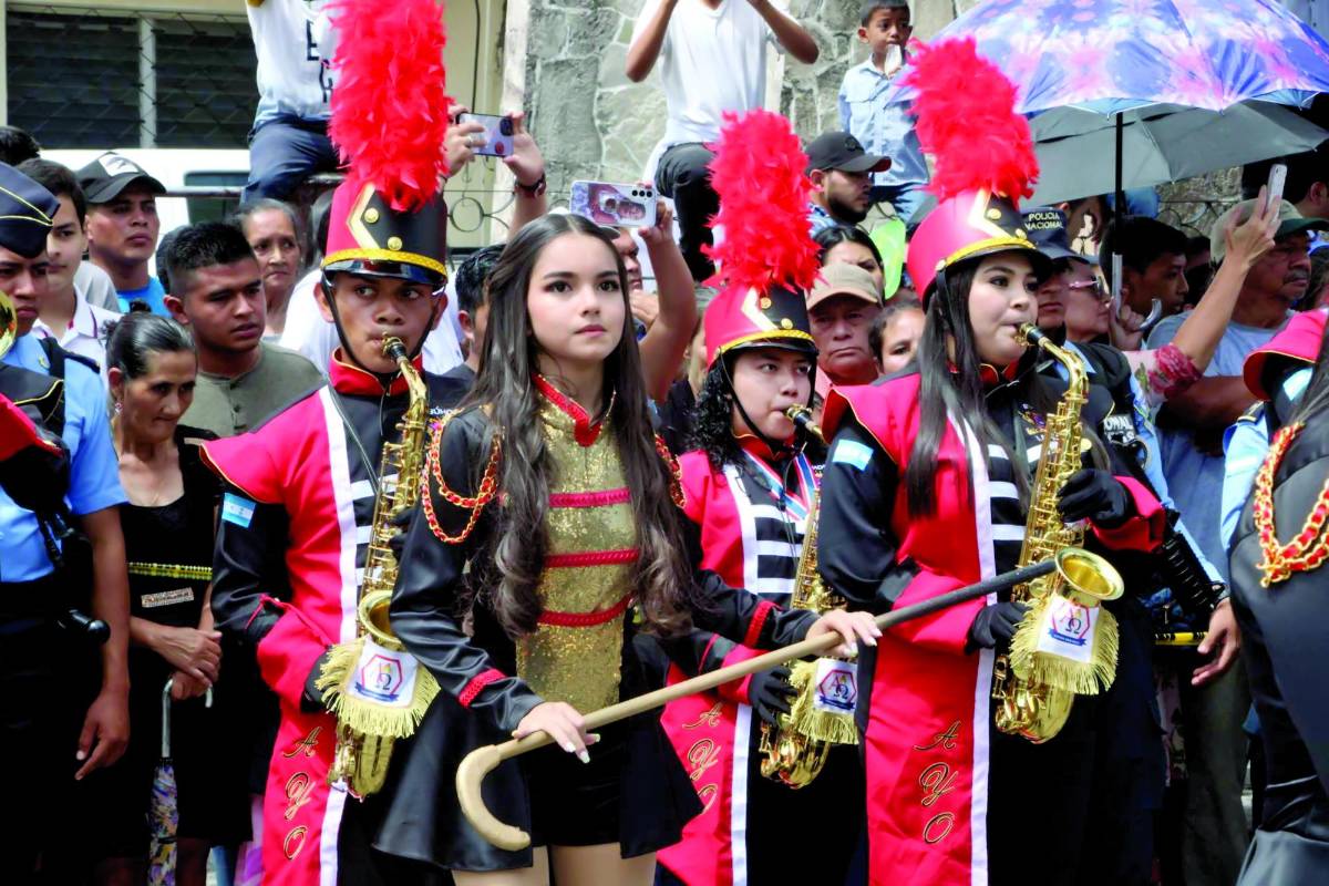 Unos 11 centros educativos de Santa Rosa de Copán engalanaron la fiesta cívica para festejar el 202 aniversario de independencia de Honduras.