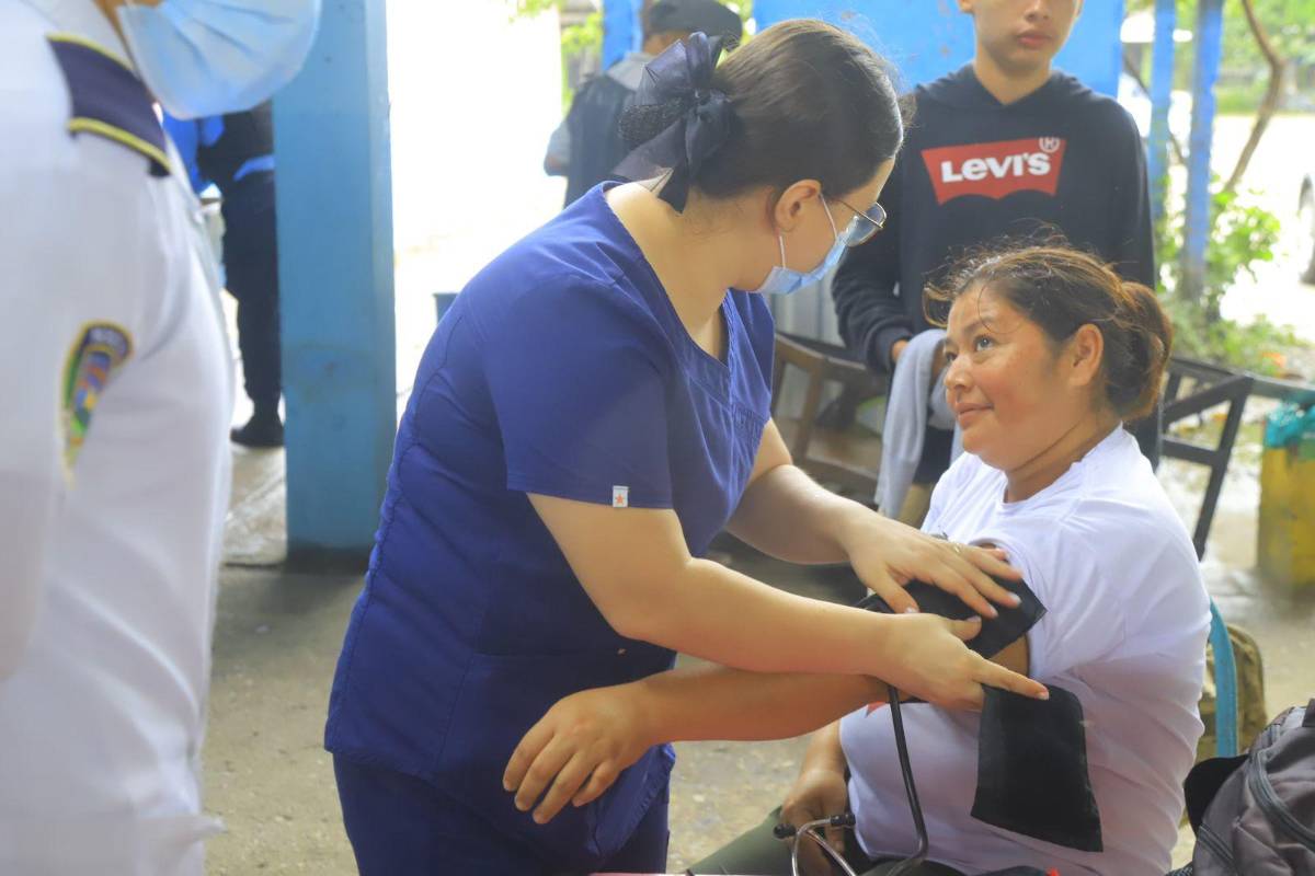 A albergues llevan a familias afectadas en el sector Rivera Hernández por tormenta Sara