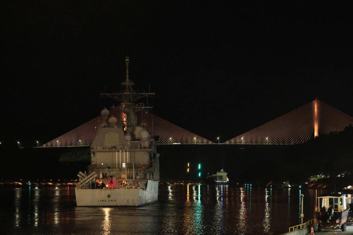 Poderoso buque lanzamisiles de Estados Unidos llega a Panamá