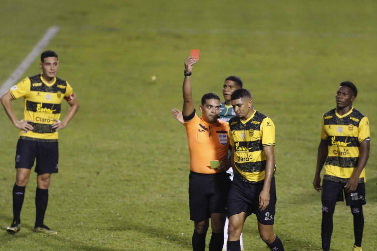 Momento donde el árbitro central Jefferson Escobar expulsa a Getsel Montes.
