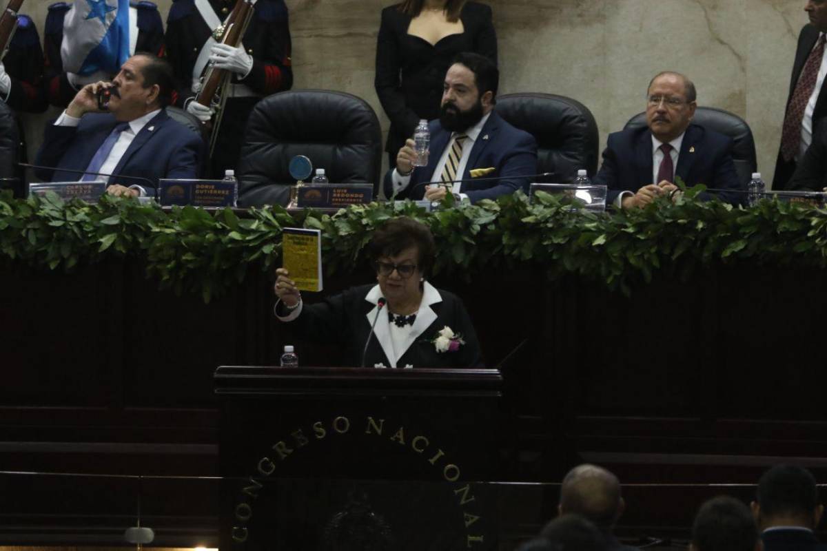 Doris Gutiérrez leyó el informe del Poder Ejecutivo.