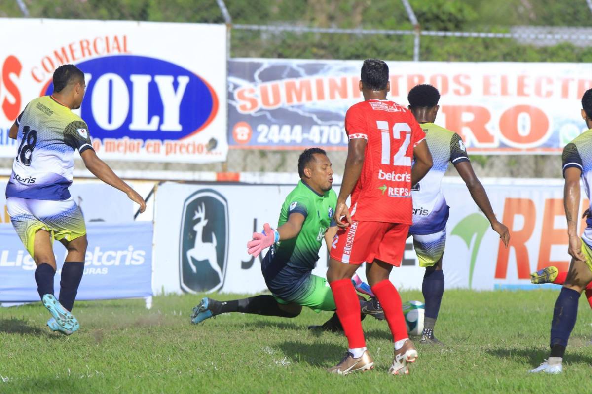 Un intenso partido se vivió en Tocoa entre Real Sociedad y Honduras Progreso.
