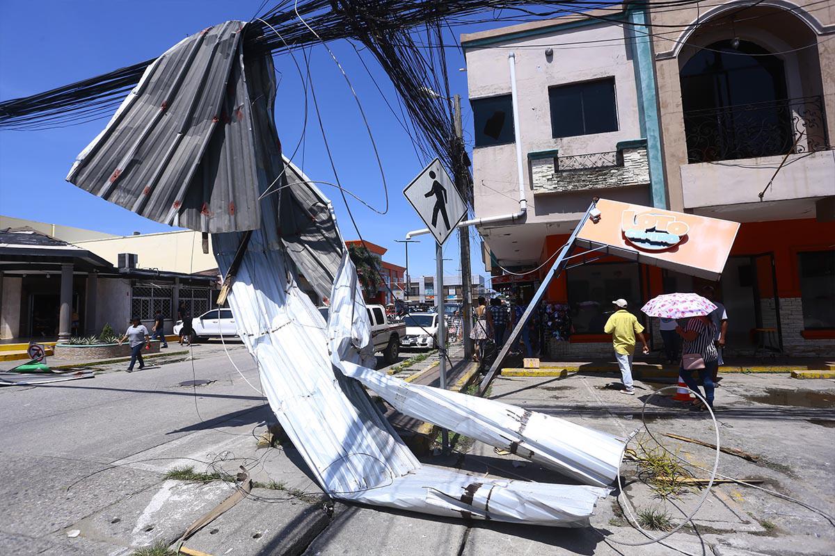 Vientos huracanados causan destrozos en Puerto Cortés
